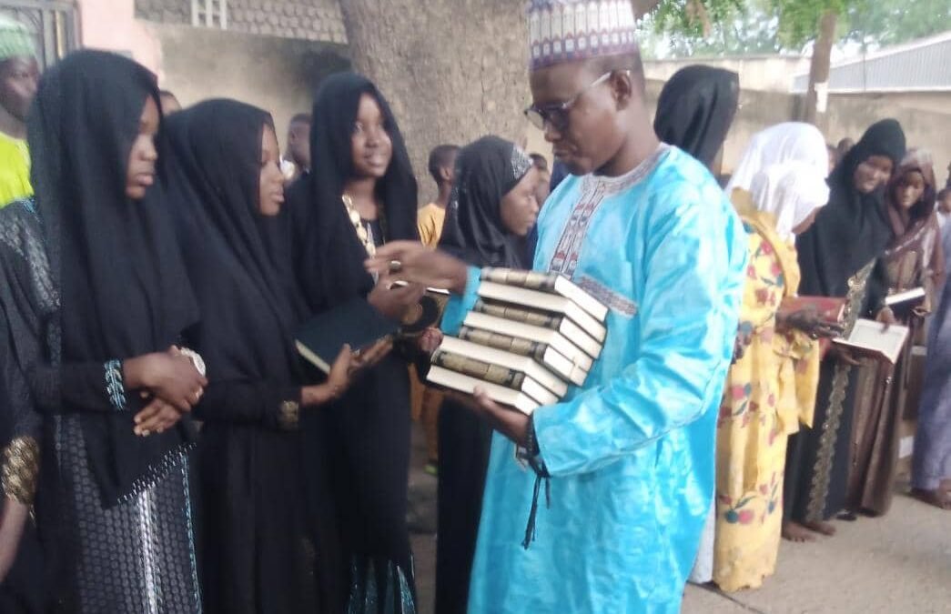 Cérémonie de remise des dons aux apprenants des écoles coraniques de DOMAYO RADJIL par Salmana Amadou Ali