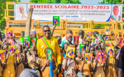 DON EN TABLES BANCS, CAHIERS, LIVRES ET EN MATERIEL DIDACTIQUE A LA COMMUNAUTE EDUCATIVE DU LYCEE ET DE L&rsquo;ECOLE PUBLIQUE DE NGASSA PAR LE DEPUTE SALMANA AMADOU ALI, MAROUA LE 26 OCTOBRE 2022