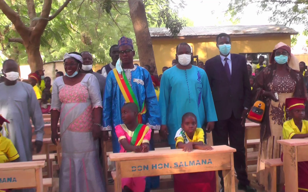 DON DE 100 TABLES BANCS A L’ECOLE PUBLIQUE DE DJARENGOL KAIGAMA PAR LE DEPUTE SALMANA AMADOU ALI