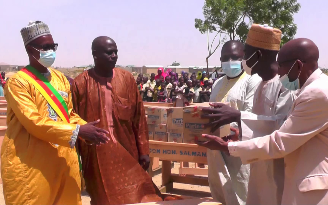 REMISE DE 50 TABLES BANCS A L’ECOLE PUBLIQUE DE LOUGGEO PAR LE DEPUTE SALMANA AMADOU ALI