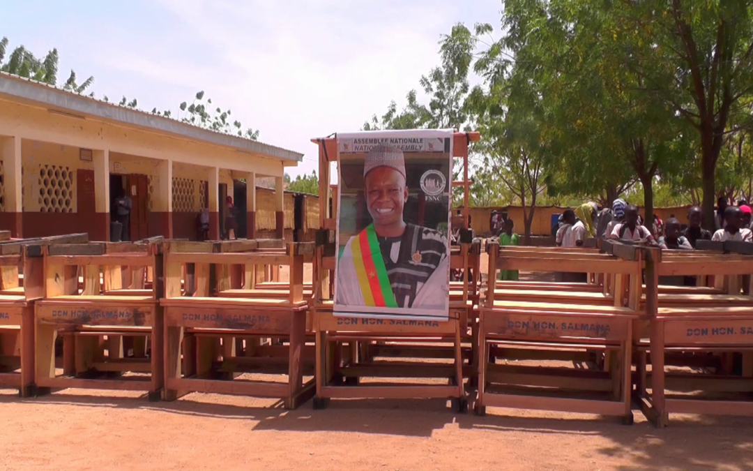 REMISE DE 55 TABLES BANCS AU LYCEE TECHNIQUE DE DOUALARE PAR LE DEPUTE SALMANA AMADOU ALI, OCTOBRE 2020.