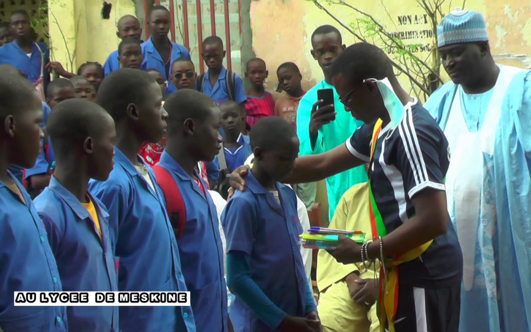 DON FOURNITURES SCOLAIRES  AUX ELEVES DU LYCEE DE MESKINE ET LYCEE TECHNIQUE DE MESKINE PAR LE DEPUTE SALMANA AMADOU ALI, MAROUA LE 13 SEPTEMBRE 2021