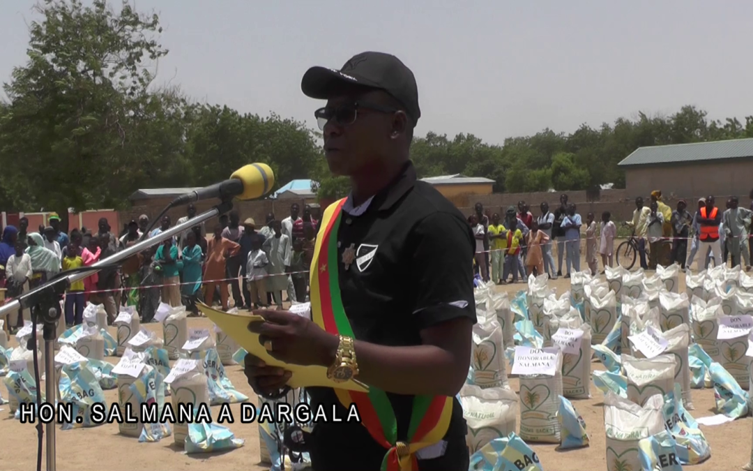 LE DEPUTE SALMANA AMADOU ALI OFFRE DES SACS DE RIZ, DES CARTONS DE SUCRE ET D’HUILE AUX MUSULMANS DE DARGALA.